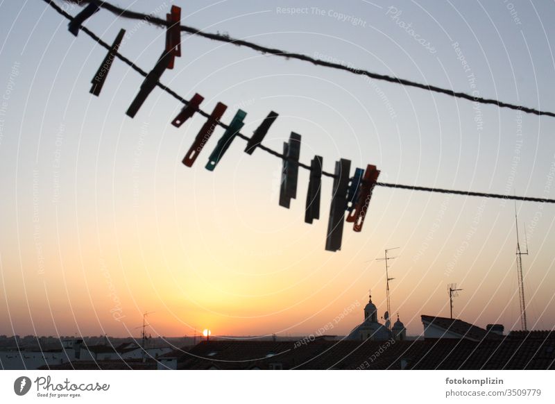 Wäscheleine mit Klammern im untergehenden Sonnen-Abendlicht über den Dächern von Madrid ;) Wäscheklammern hängen Dachterrasse Stadtleben aufhängen Haushalt