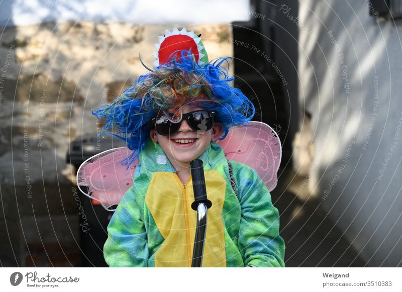 Verrücktes Kind Karneval Junge Verkleidung verrückt ausgeflippt Fasching Brille bunt