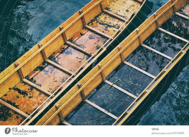 Kähne im Wasser - Zwei vollgelaufene Kähne liegen tief im Wasser. Boot punt Stocherkahn Bootfahren überflutet leer unbesetzt hölzern Fahrzeug Wasserverkehr