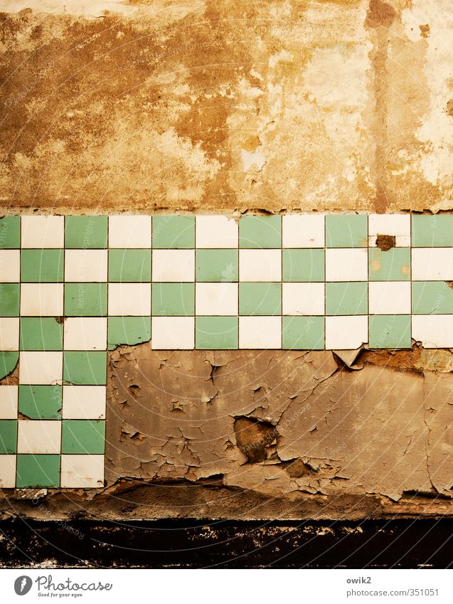 Deko 2 | Badezimmer Mauer Wand alt eckig grün orange Verfall Fliesen u. Kacheln kaputt Farbfoto abstrakt Menschenleer Tag Kontrast