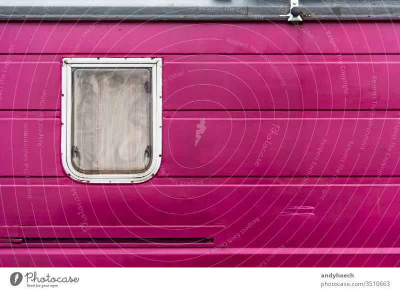 Ein Fenster in einem violetten alten Wohnwagen alternativ auf der ganzen Welt Hintergrund Hintergründe Lager Camping Campingplatz zugeklappt Farbe farbig