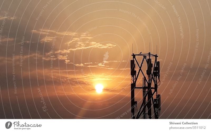 Fernmeldeturm in Indien zu den schönen Momenten des Sonnenaufgangs am Morgen Antenne Hintergrund Landschaft blau Ausstrahlung Sendeanstalt Sendemast