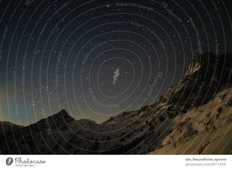 Berge bei Nacht I Sterne Himmel Milchstrasse Außenaufnahme Nachthimmel Astronomie Sternbild Farbfoto Natur sterne Sternschnuppe Galaxie himmelslichter Horizont
