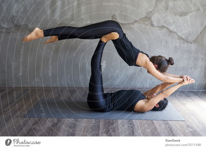 Zwei Frauen, die Partner-Yoga praktizieren Atelier jung Übung Fitness Pose schön Training Körper Person Gesundheit Meditation Hintergrund Erwachsener passen