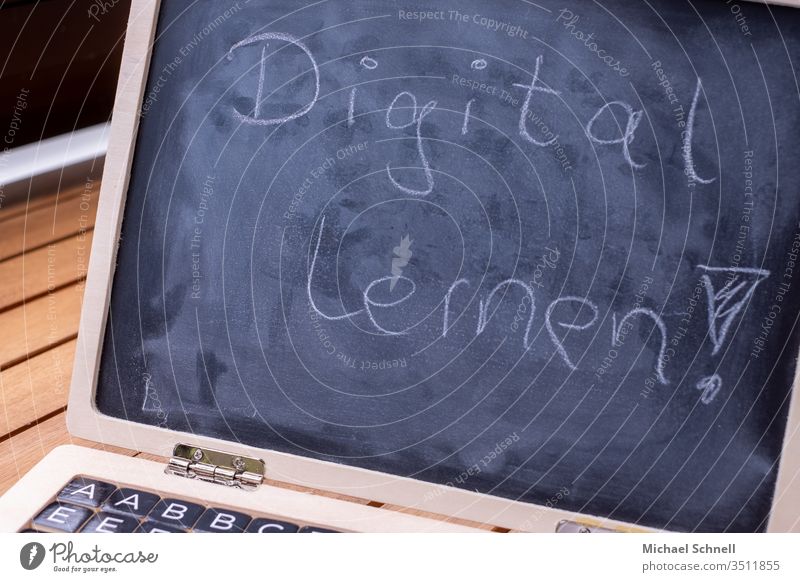 Tafel mit Buchstaben in Form eines Notebooks, Aufschrift: Digital lernen! digital Computer Technik & Technologie Internet Kindheit Bildung Spielzeug Medien