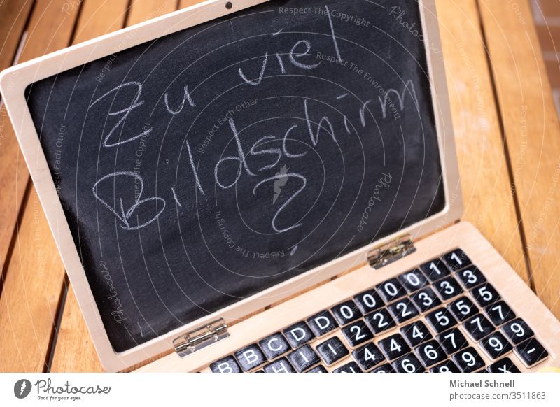 Kinder-Tafel in Form eines Notebooks, Aufschrift: Zu viel Bildschirm? Buchstaben Spielzeug lernen buchstaben Lernen Bildung Medienzeit Bildschirmzeit pädagogik
