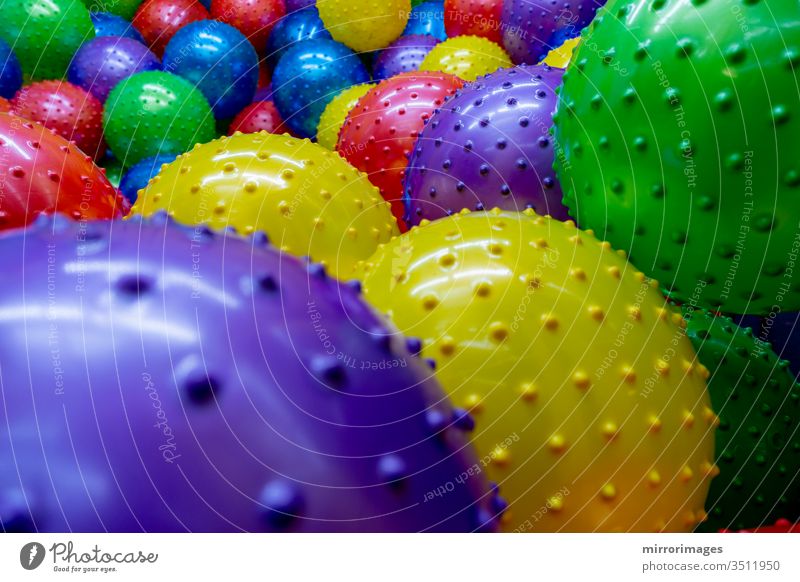 Gruppe bunter, holpriger, bunter Gummi-Plastik-Luftbälle in einem Spielzimmer für große Kinder Kinder spielen im Spielzimmer