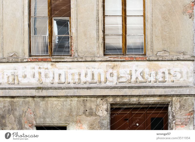 Alt | Wohnungskunst - Werbung an der Fassade eines Wohnhauses in Md alt Altbau Fassadendetail Fassadenwerbung Fassadengestaltung Haus Menschenleer Fenster Wand