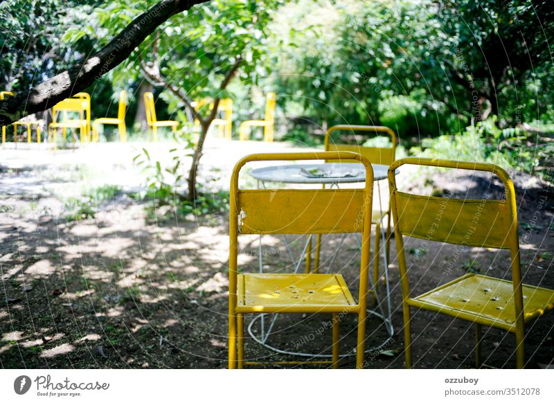 alter Metallstuhl im Park Stuhl gelb Textfreiraum Sitz Selektiver Fokus im Freien Schreibtisch minimalistisch