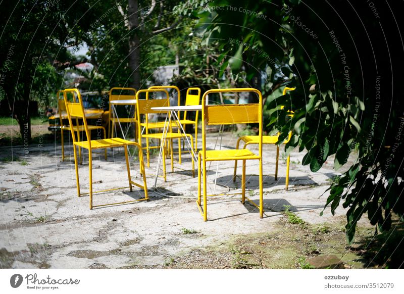 gelber Stuhl im Park Schreibtisch Pflanze Hintergrund Bildende Kunst leer keine Menschen im Freien