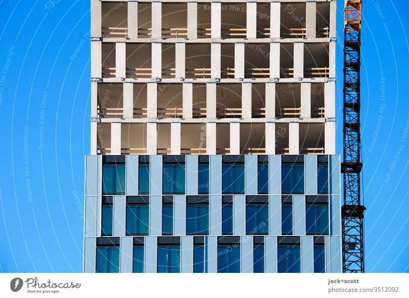 Fassade halb unfertig und halb fertig Strukturen & Formen Baustelle eckig modern Wandel & Veränderung Fassadenverkleidung Architektur abstrakt Fenster