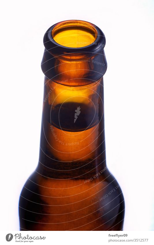 Detail des Engpasses auf einer braunen Flasche Bier Getränk vereinzelt auf Weiß liquide kalt Attrappe Reflexion & Spiegelung Glas weiß Hintergrund gefüllt
