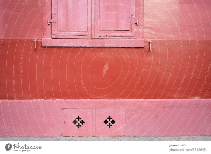 dreierlei rot Wand Coolness Außenaufnahme Fassade Fenster Gebäude Farbfoto Architektur kahl ordentlich minimalistisch Symetrisch klar Menschenleer Haus rosa