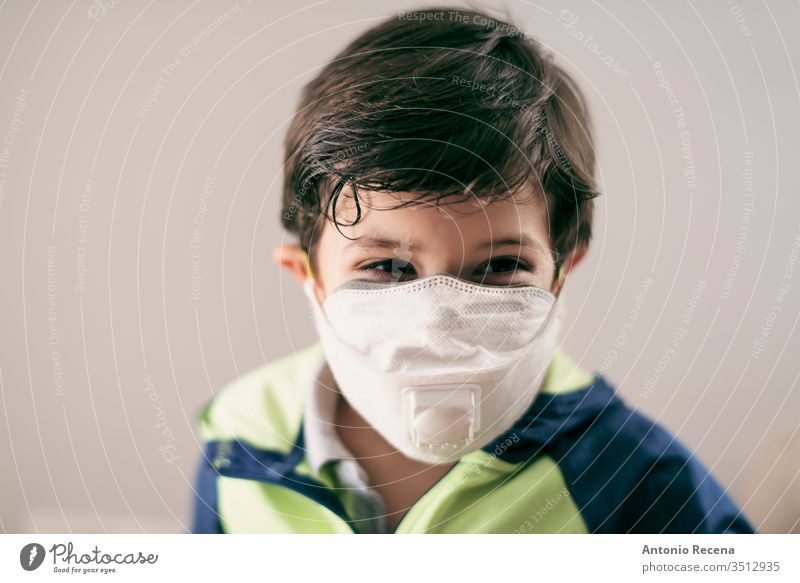 vier Jahre alter Junge mit Gesichtsmasken-Portrait Kind Mundschutz Allergie pullution Corona-Virus Bund 19 Schutz Sicherheit gutaussehend 4s 5s 3s chldren