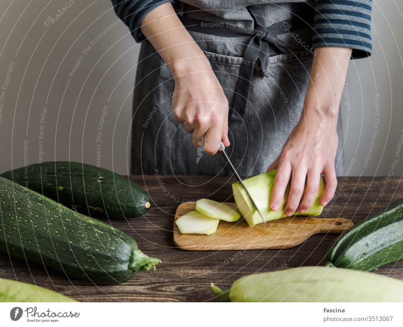 Zucchini-Erntekonzept. Ernten aufgeschnitten Frau Hand Messer frisch organisch Gemüse grün Bestandteil Lebensmittel Pflanze roh Sommer Vegetarier Bauernhof