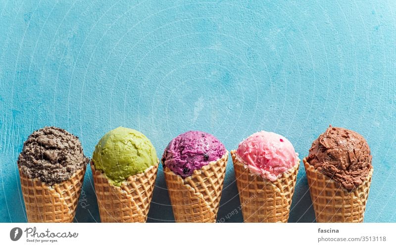 Eiskugeln in Tüten mit Kopierfeld auf blau Sahne Zapfen Speiseeis gelato Eisbecher Textfreiraum Schaufeln Transparente Hintergrund Sommer oben Ball Kekse