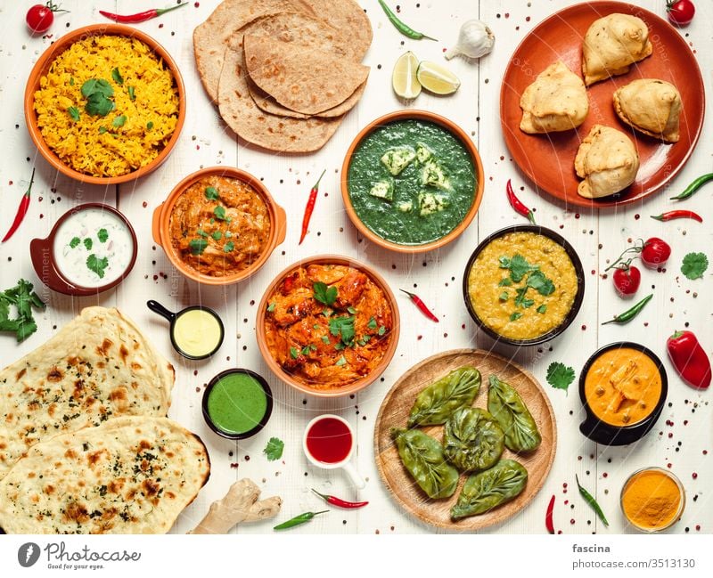 Indisches Essen und Gerichte der indischen Küche, Draufsicht Inder Mahlzeit Lebensmittel Overhead Curry Würzig Peperoni Lamm Fleisch heiß weiß samosa Brot
