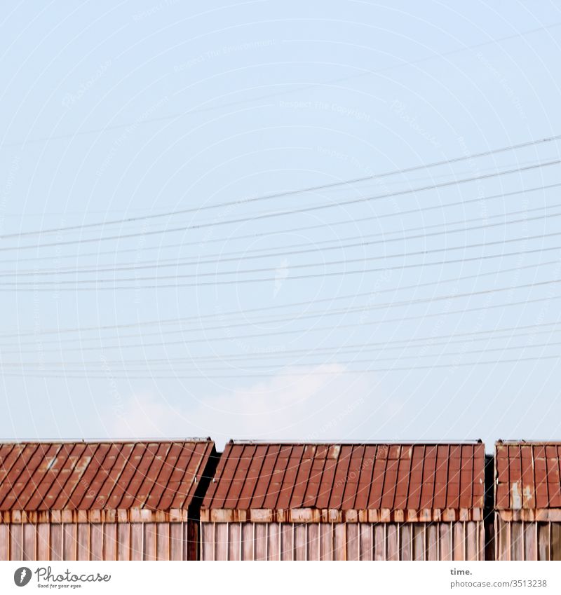 Hamburger Lagerromantik | Dreiklang draußen dach gebäude inspiration kabel strom leitung himmel wolken sonnenlicht geheimnisvoll anschnitt schuppen