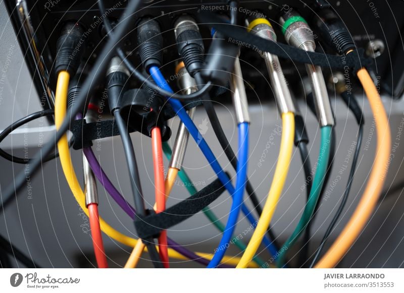 Verschiedene farbige Tonkabel angeschlossen Kabel Gerät farbenfroh Verbinder Künstler Audio Rücken Band Elektrizität digital Komponist Entertainment Computer