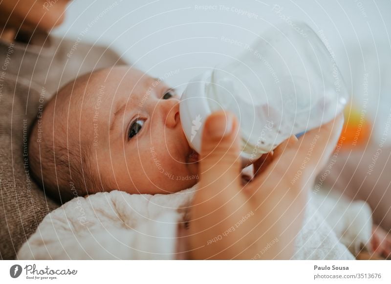 Flaschennahrung für Säuglinge Baby neugeboren Mutterschaft füttern 0-12 Monate Farbfoto Mensch Kind Innenaufnahme Liebe Kindheit niedlich Porträt Kaukasier