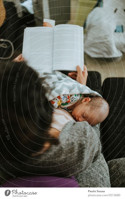 Baby schläft auf dem Schoss der Mutter, während es liest neugeboren schlafen klein Kind Kaukasier weiß Leben reizvoll Porträt schön unschuldig Kindheit süß