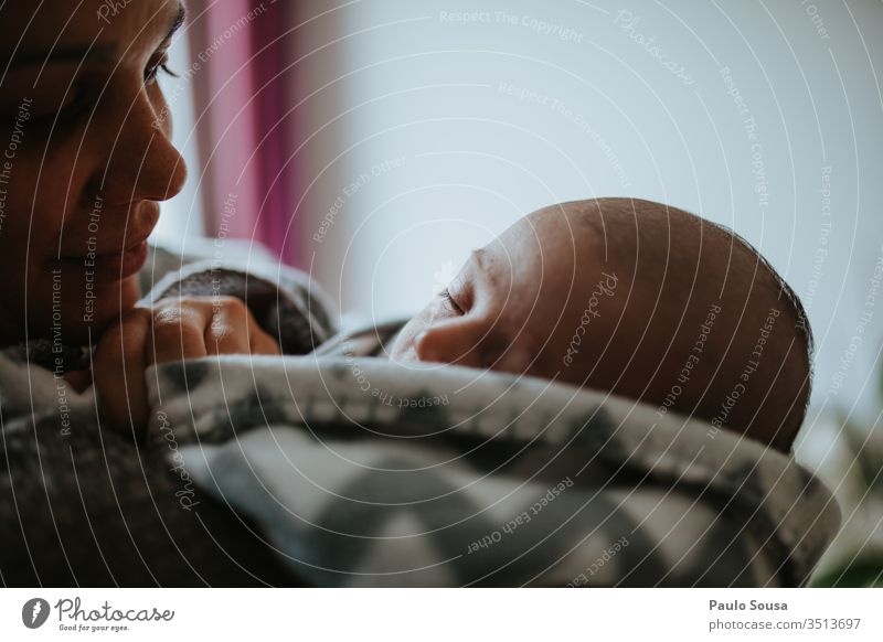 Mutter sieht Neugeborenes schlafend an Mutterschaft neugeboren Liebe Zusammensein Zusammengehörigkeitsgefühl Baby Lifestyle Glück Fröhlichkeit