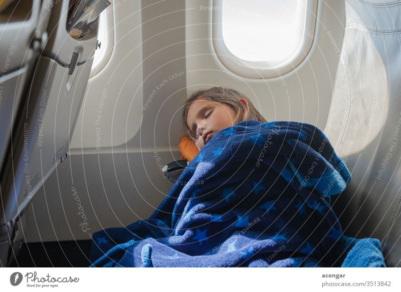 Mädchen schläft während des Fluges im Flugzeug Kind Air Fluggerät Fluggesellschaft Schlafenszeit Decke langweilig Kaukasier Stuhl Kindheit bequem Deckung