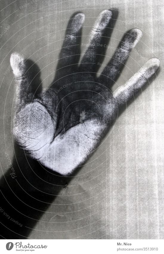 Kopier Hand Schwarzweißfoto Finger fünf Haut Schatten schwarz dunkel Kontrast kopierer-bilder Opfer Mord Kopierbereich Leiche Fingerabdruck fingerspitzen