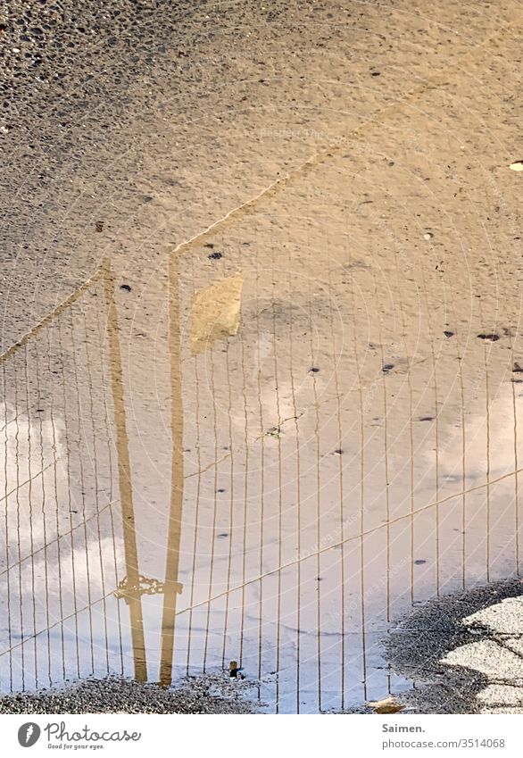 Geschlossen Pfütze Spiegelung Wasser Reflexion & Spiegelung nass Regen Straße Verkehrswege Asphalt Wetter Wege & Pfade feucht Tor geschlossen verschlossen