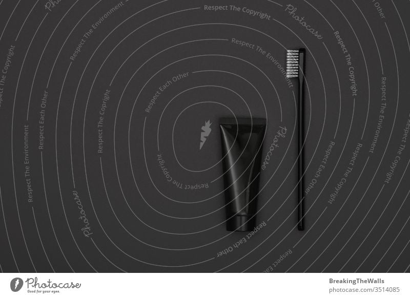 Schwarze Zahnpasta und Zahnbürste über Grau Zahncreme schwarz Tube eine Nahaufnahme Kopie Raum grau dunkel Hintergrund dental Pflege Hygiene Produkt Behandlung