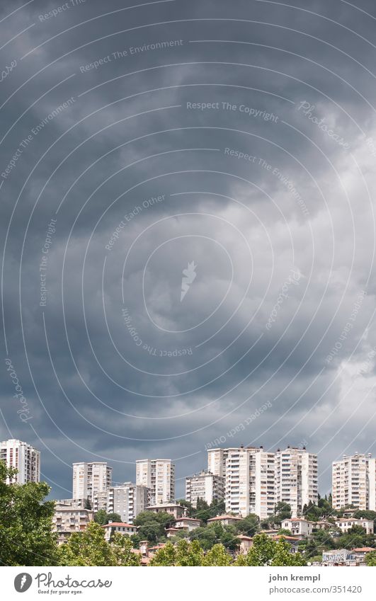 Wetter | Un Wolken Gewitterwolken Klima schlechtes Wetter Unwetter Regen Rijeka Kroatien Stadt Hafenstadt bevölkert Hochhaus Architektur bedrohlich dunkel