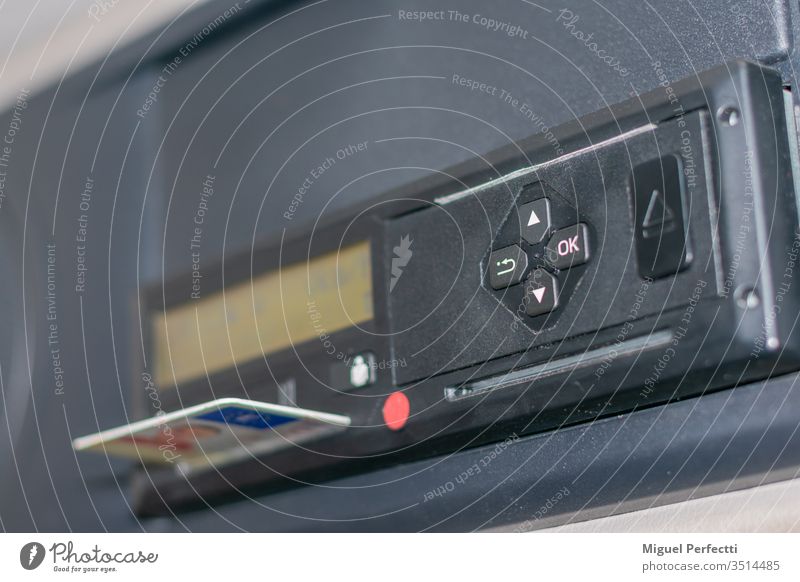 Browser-Buttons des Lkw-Fahrtenschreibers mit einsteckbarer Fahrerkarte Lastwagen digital Schaltfläche Gerät Technik & Technologie schwarz Kontrolle Objekt