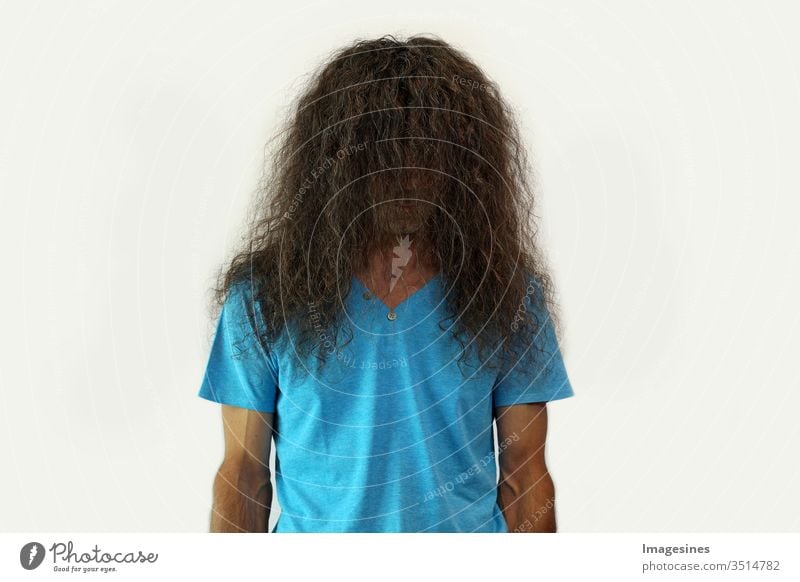 Nahaufnahme Porträt Mann mit zerzausten lockigen langen Haaren während der Quarantäne der Corona-Covid-19 Infektion benötigt einen Haarschnitt. Friseursalon Pflege und Haarpflege. geschädigtes Haar, muss behandelt werden