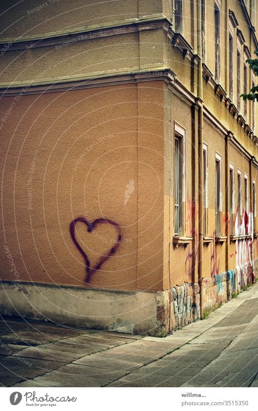 Der Hausfreund Herz Graffiti Symbol Liebe Valentinstag Muttertag Hausecke Verliebtheit Menschenleer Altbau Liebesgruß Liebesbekundung Liebeserklärung Romantik