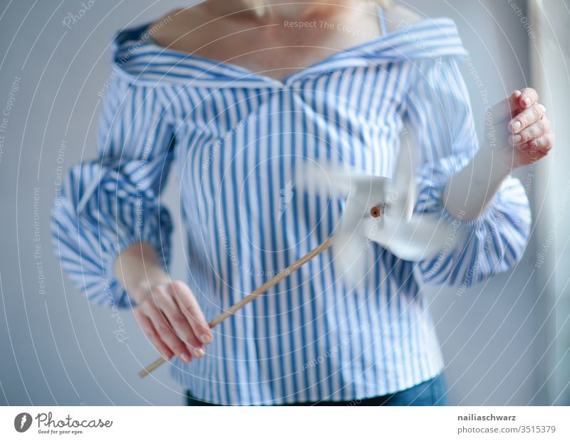 Frau mit dem Windrand Windrad Spielzeug mensch Hände Bluse Streifen schulterfrei verspielt Fröhlichkeit halten Jeanshose Rumpf Körper Arme glücklich Glück Leben