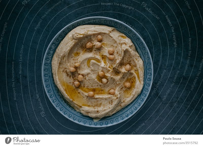 Nahaufnahme eines Hummus-Gerichts Kichererbsen mediterran Mediterrane Küche Olivenöl Gesundheit Ernährung Lebensmittel Diät Gesunde Ernährung Foodfotografie Dip