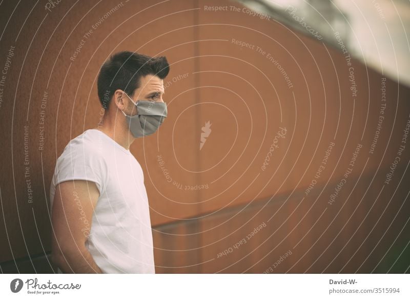 Mann mit Atemschutzmaske coronavirus Virus selbstgemacht Mundschutz Krankheit Coronavirus Gesundheit Pandemie Schutz Ansteckend Seuche Quarantäne COVID