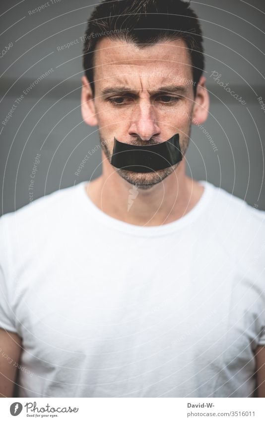 Redeverbot - Mann Mund zugeklebt Maulkorb knebel Klebeband stumm verstummen Verbote still ruhig Angst Meinungsfreiheit freie Meinungsäußerung schweigen