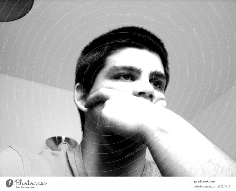 prettentony |01 Mann Langeweile Gesichtsausdruck Grauwert Schwarzweißfoto Perspektive von unten