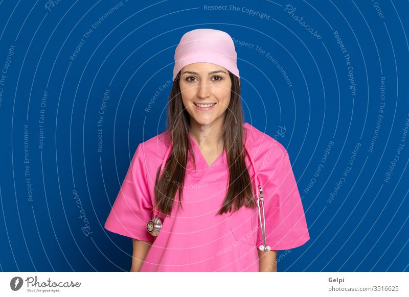 Junger Arzt mit rosa Uniform Krankheit nachdenklich besinnlich Denken sich[Dat] einbilden Vorstellungskraft Idee Lösung Zweifel zweifelhaft Frau Brustkrebs