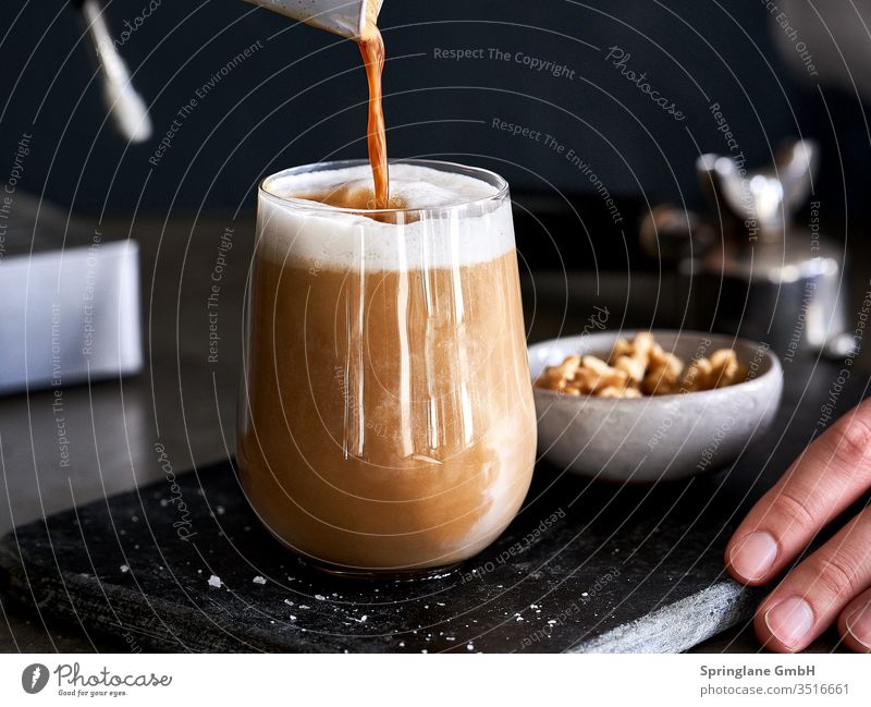 Salted Latte mit Walnussmilch Vegan Speisen & Getränke Innenaufnahme Kaffee Glas Eingießen Pflanzenmilch Milch Nussmilch Mandelmilch Drink Hafermilch