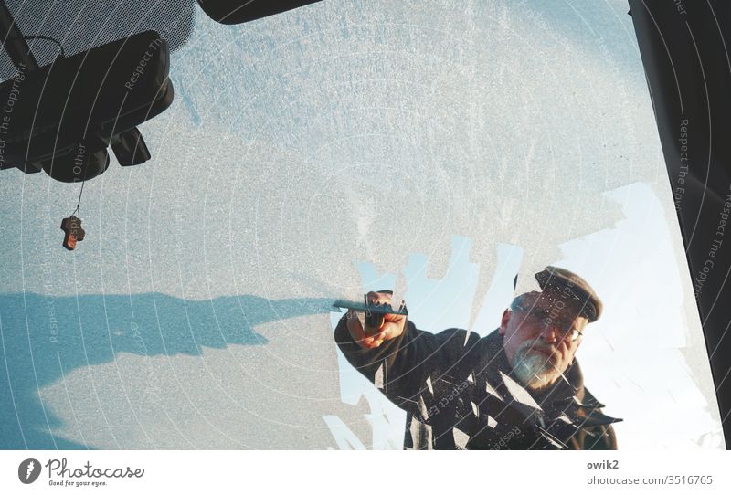 Kalt erwischt Auto Winter Frontscheibe PKW Glas Glasscheibe vereist Eis kalt frostig kratzen entfernen mühsam mühevoll unangenehm gefroren Natur Außenaufnahme