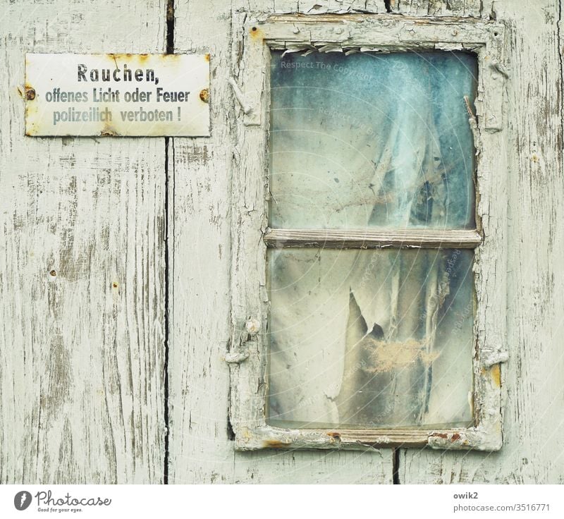 Räucherkammer Fenster Wand Hütte alt Schild Verbot Rauchen verboten Bretterwand Farbe Zahn der Zeit Außenaufnahme Menschenleer verfallen Verfall Farbfoto Mauer
