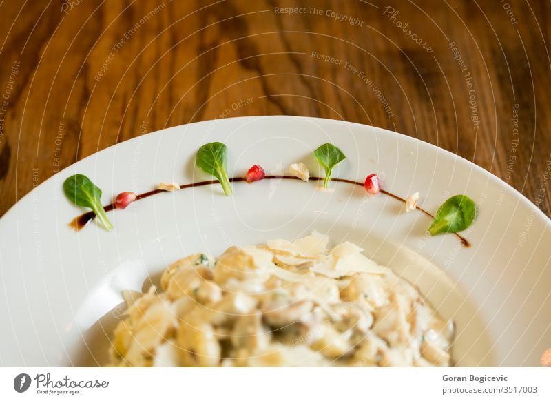 Gnocchi mit Putenfleisch und Steinpilzen in einer Sahnesoße Hähnchen Mittagessen vorbereitet Teller Saucen weiß Abendessen Lebensmittel Mahlzeit Speise Truthahn