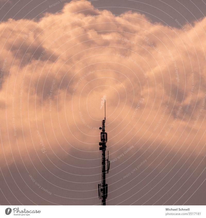 Sendemast vor Abendhimmel mit Wolken Außenaufnahme Telefonmast Telekommunikation Technik & Technologie Menschenleer Himmel Textfreiraum oben