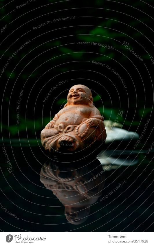 Den Weg finden Buddha Figur Ton Religion & Glaube Philosophie Weltanschauung Buddhismus Meditation Zen Statue Weisheit Glastisch Spiegelung Garten banal