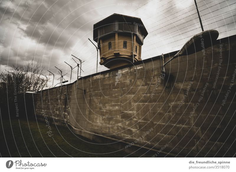 Gefängnis der Staatssicherheit Mauer Stasi stasigelände Draht Absperrung Zaun Sicherheit Barriere Wand Ministerium für Staatssicherheit gefangen