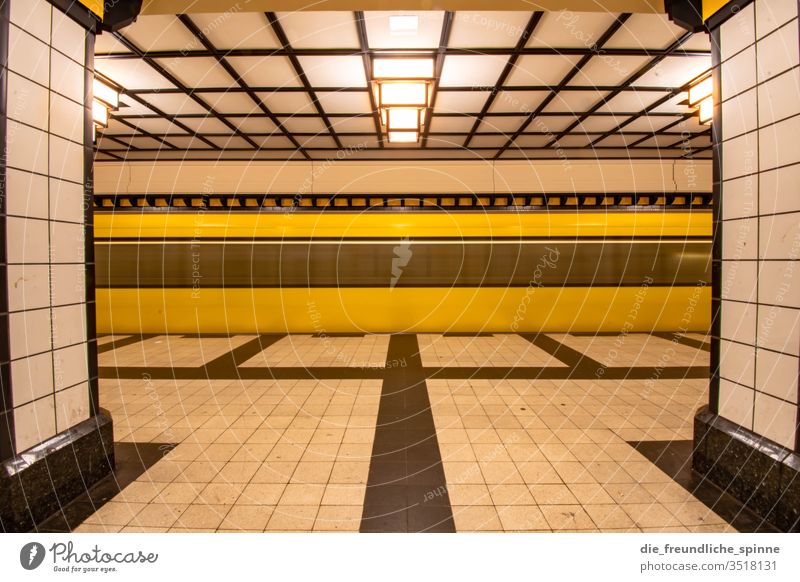 Es fährt ein Zug ins Nirgendwo Ubahn Berlin BVG Bahnhof Stadt Architektur Hauptstadt Station Langzeitbelichtung gelb symmetrie Bauwerk Menschenleer Gebäude