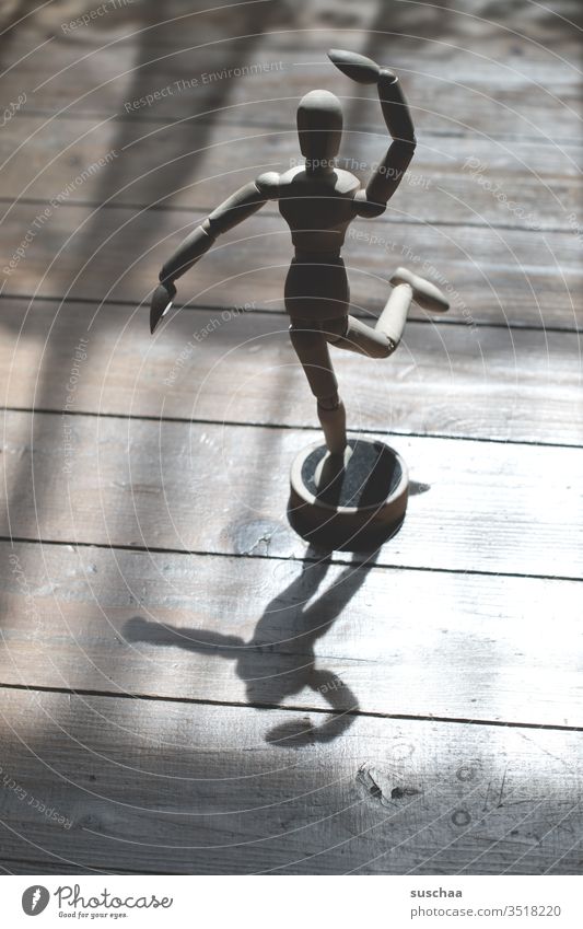 tanzende gliederpuppe Puppe Gliederpuppe Holz Holzpuppe Innenaufnahme Holzfigur Figur Zeichenkurs Gliedmaßen figürlich Licht Licht und Schatten Pose verstellbar