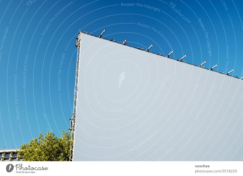ecke einer riesigen weißen kinoleinwand mit blauem himmel Kino Autokino Leinwand Projektionsfläche Film Textfreiraum Himmel blauer Himmel weiße Fläche